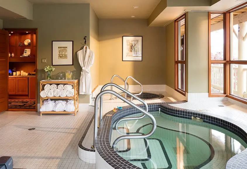 lodge-3 Jacuzzi pool in the wellness and spa area of Pacific King Lodge