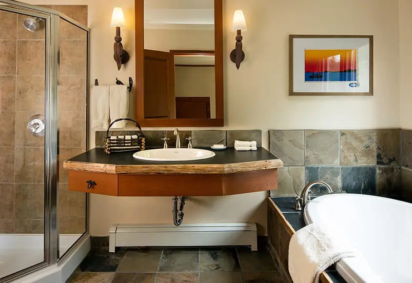 lodge-4 Pacific King Lodge bathroom